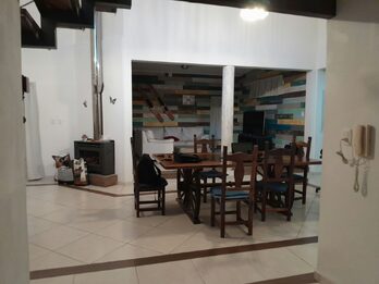 En venta casa tres dormitorios, cochera , patio verde, piscina !