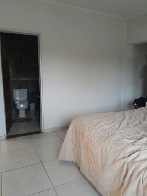 En venta casa tres dormitorios, cochera , patio verde, piscina !