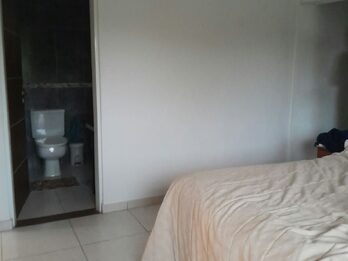 En venta casa tres dormitorios, cochera , patio verde, piscina !