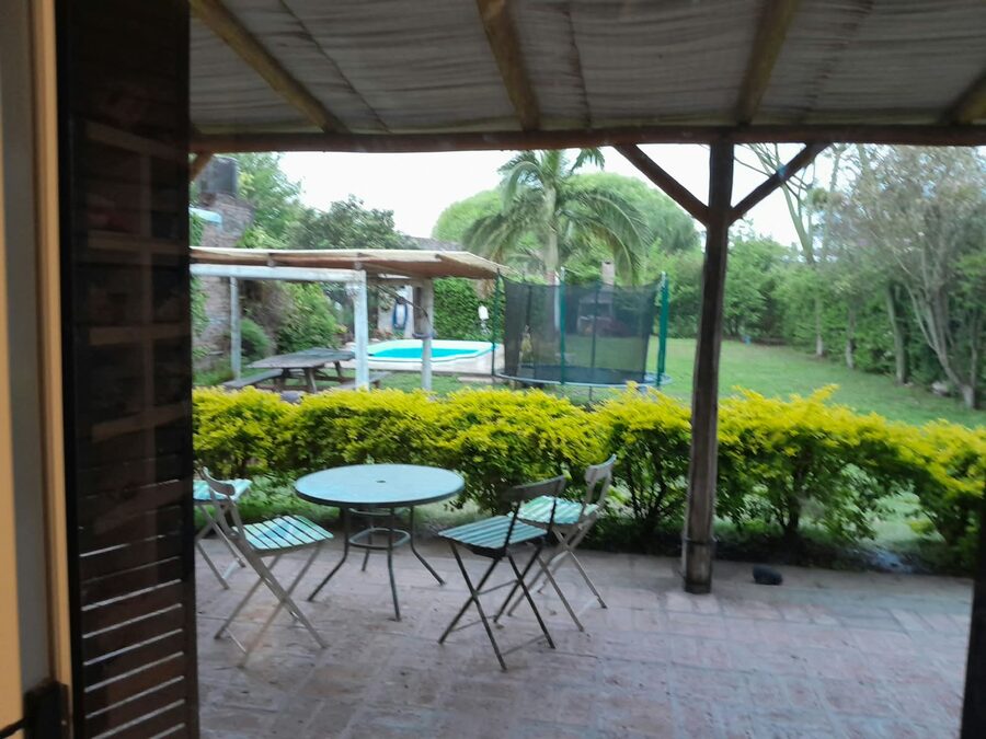 En venta casa tres dormitorios, cochera , patio verde, piscina !