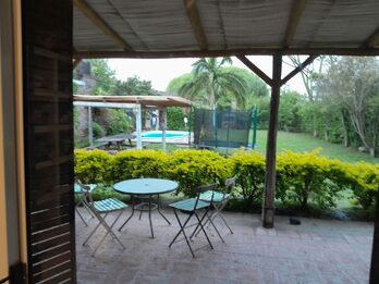 En venta casa tres dormitorios, cochera , patio verde, piscina !