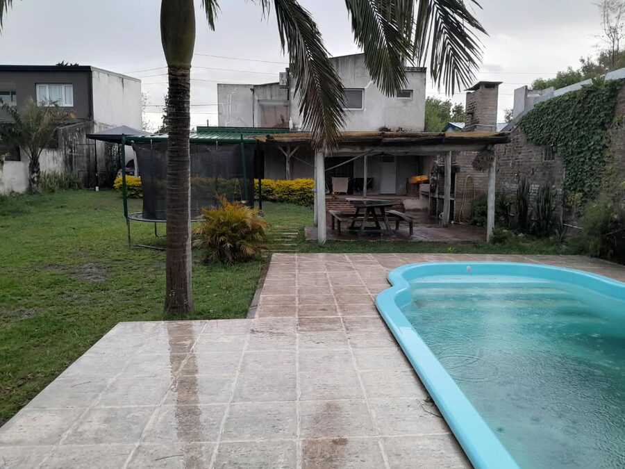 En venta casa tres dormitorios, cochera , patio verde, piscina !