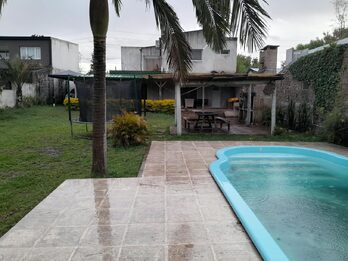 En venta casa tres dormitorios, cochera , patio verde, piscina !