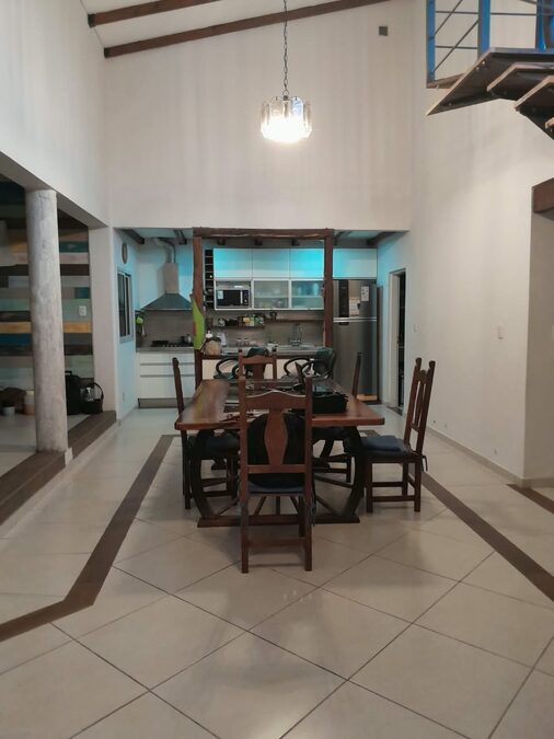 En venta casa tres dormitorios, cochera , patio verde, piscina !