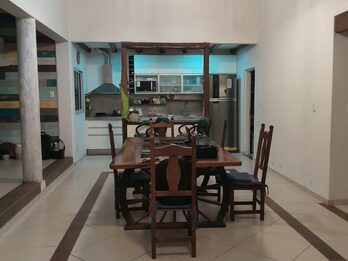 En venta casa tres dormitorios, cochera , patio verde, piscina !