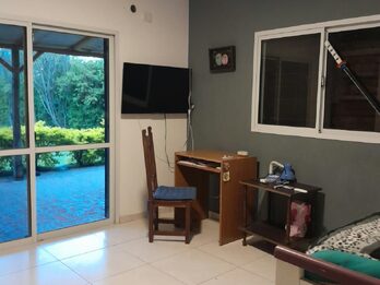 En venta casa tres dormitorios, cochera , patio verde, piscina !