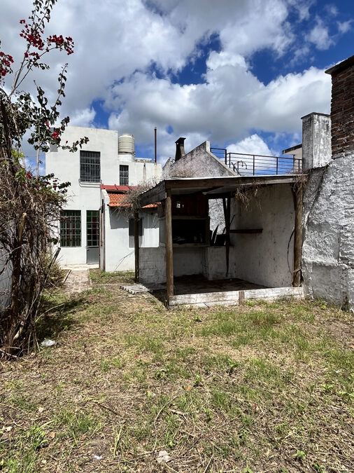 Alquilo casa calle Peru a 7 cuadras del centro