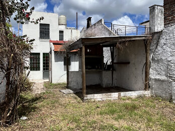 Alquilo casa calle Peru a 7 cuadras del centro