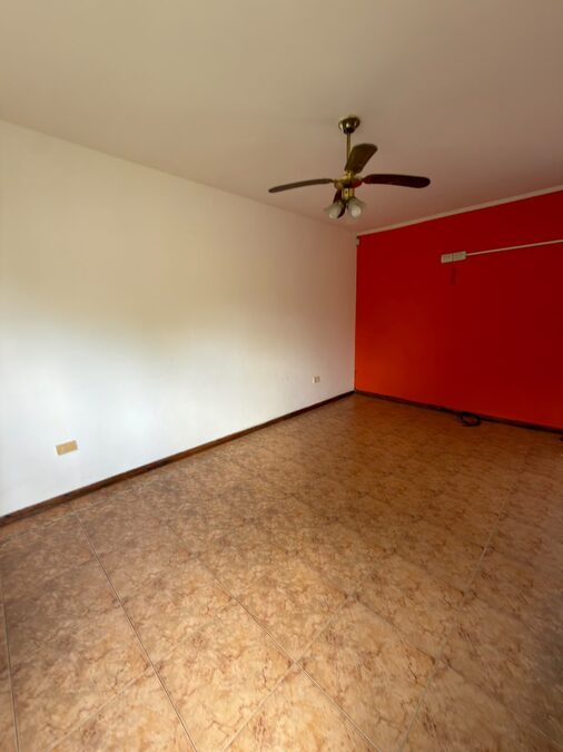 EN VENTA CASA EN ZONA SUR - FUNCIONALIDAD Y EXCELENTE UBICACION