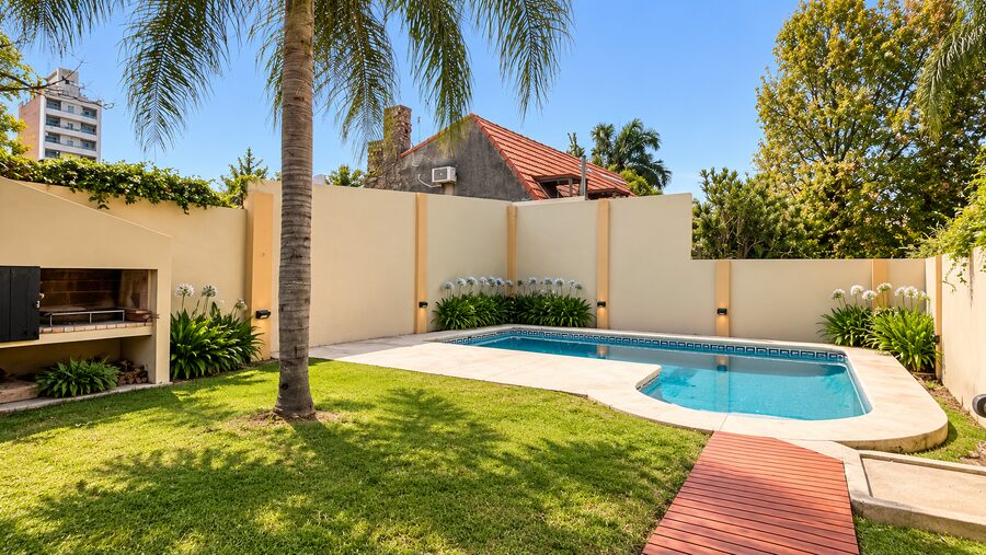CASA /  4 DORMITORIOS /  OFICINA / PISCINA / GARAJE / CENTRO/PARQUE