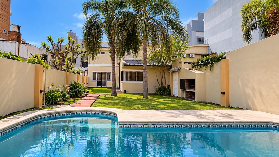 CASA /  4 DORMITORIOS /  OFICINA / PISCINA / GARAJE / CENTRO/PARQUE