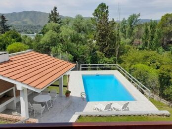 Alquiler temporario-Chalet c/piscina, vista al lago- Sierras de Cba.