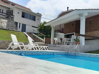 Alquiler temporario-Chalet c/piscina, vista al lago- Sierras de Cba.