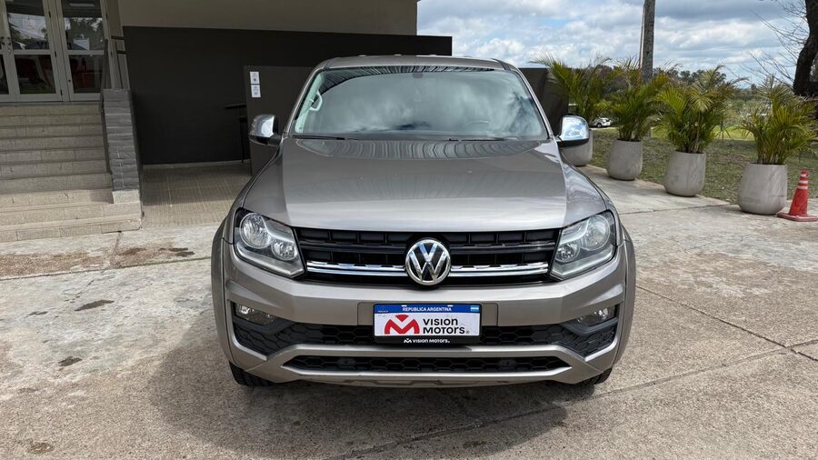 VOLKSWAGEN  AMAROK 20TD 4X2 DC COMFORTLINE AT. Recibimos vehículo menor y mayor valor