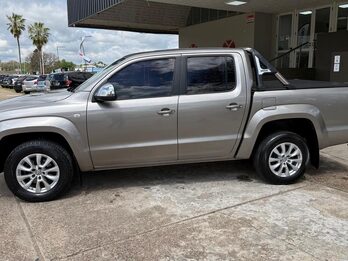 VOLKSWAGEN  AMAROK 20TD 4X2 DC COMFORTLINE AT. Recibimos vehículo menor y mayor valor