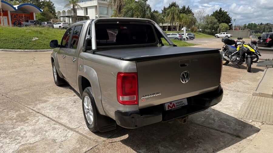 VOLKSWAGEN  AMAROK 20TD 4X2 DC COMFORTLINE AT. Recibimos vehículo menor y mayor valor
