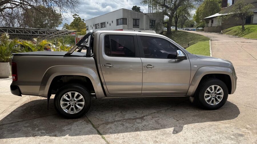 VOLKSWAGEN  AMAROK 20TD 4X2 DC COMFORTLINE AT. Recibimos vehículo menor y mayor valor