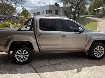 VOLKSWAGEN  AMAROK 20TD 4X2 DC COMFORTLINE AT. Recibimos vehículo menor y mayor valor