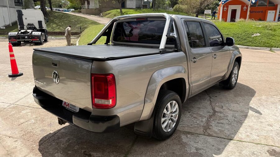 VOLKSWAGEN  AMAROK 20TD 4X2 DC COMFORTLINE AT. Recibimos vehículo menor y mayor valor