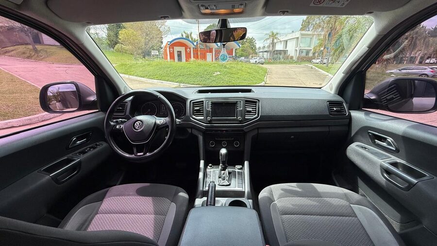 VOLKSWAGEN  AMAROK 20TD 4X2 DC COMFORTLINE AT. Recibimos vehículo menor y mayor valor