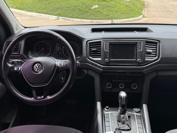 VOLKSWAGEN  AMAROK 20TD 4X2 DC COMFORTLINE AT. Recibimos vehículo menor y mayor valor