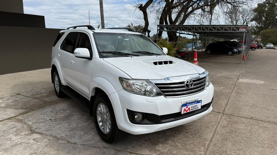 TOYOTA  HILUX SW4 3.0 TDI 4X4 SRV C/CUERO AT. Recibo vehículo menor y mayor valor