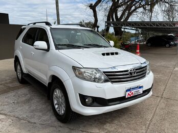 TOYOTA  HILUX SW4 3.0 TDI 4X4 SRV C/CUERO AT. Recibo vehículo menor y mayor valor