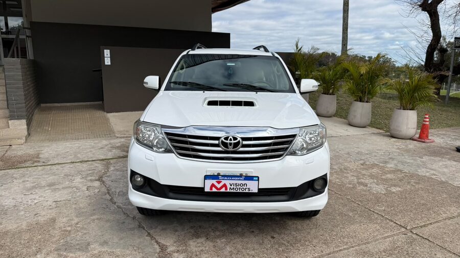 TOYOTA  HILUX SW4 3.0 TDI 4X4 SRV C/CUERO AT. Recibo vehículo menor y mayor valor