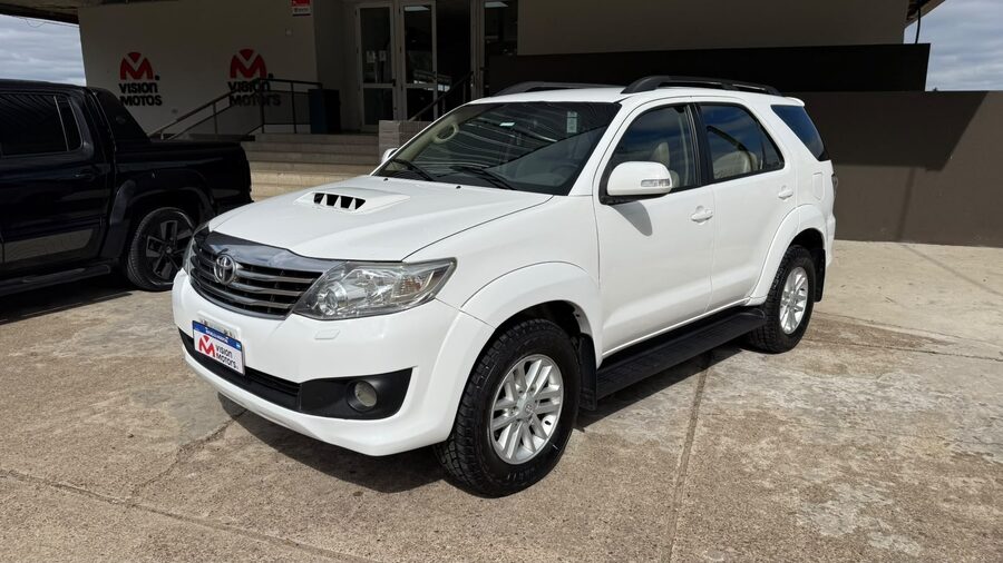 TOYOTA  HILUX SW4 3.0 TDI 4X4 SRV C/CUERO AT. Recibo vehículo menor y mayor valor