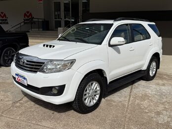 TOYOTA  HILUX SW4 3.0 TDI 4X4 SRV C/CUERO AT. Recibo vehículo menor y mayor valor