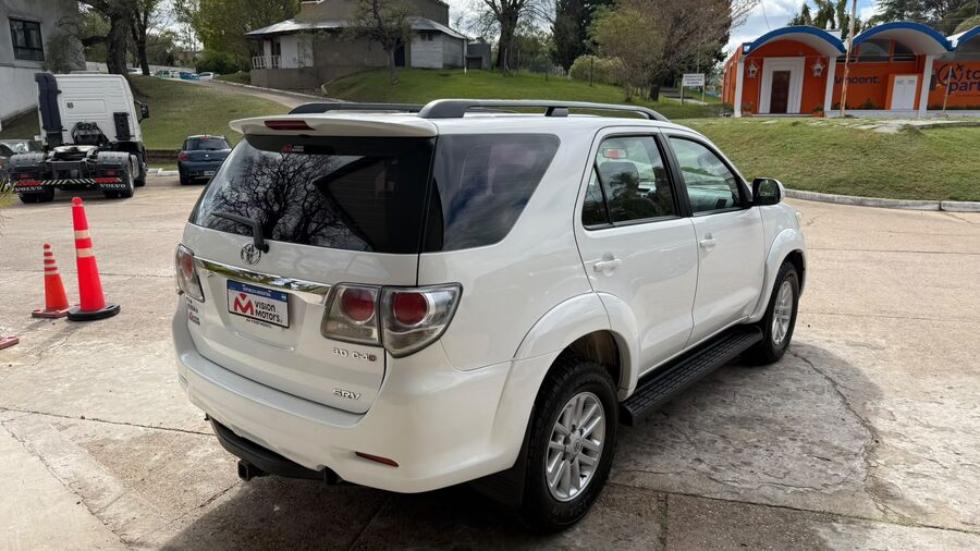 TOYOTA  HILUX SW4 3.0 TDI 4X4 SRV C/CUERO AT. Recibo vehículo menor y mayor valor