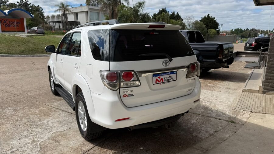 TOYOTA  HILUX SW4 3.0 TDI 4X4 SRV C/CUERO AT. Recibo vehículo menor y mayor valor