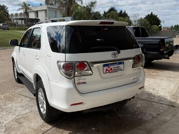 TOYOTA  HILUX SW4 3.0 TDI 4X4 SRV C/CUERO AT. Recibo vehículo menor y mayor valor