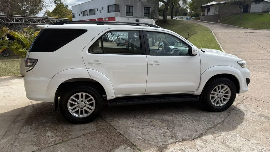TOYOTA  HILUX SW4 3.0 TDI 4X4 SRV C/CUERO AT. Recibo vehículo menor y mayor valor