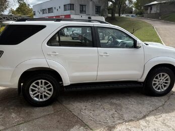 TOYOTA  HILUX SW4 3.0 TDI 4X4 SRV C/CUERO AT. Recibo vehículo menor y mayor valor