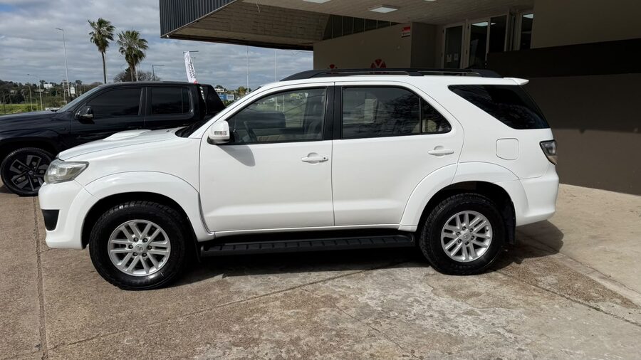 TOYOTA  HILUX SW4 3.0 TDI 4X4 SRV C/CUERO AT. Recibo vehículo menor y mayor valor