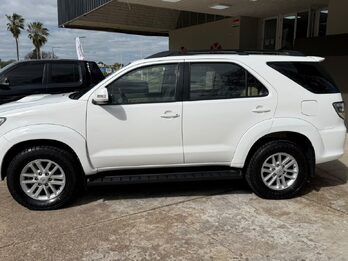 TOYOTA  HILUX SW4 3.0 TDI 4X4 SRV C/CUERO AT. Recibo vehículo menor y mayor valor