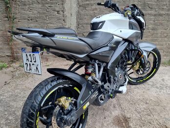 Urgente Bajaj Rouser NS 200