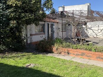 AV.ZANNI VENDO AMPLIA CASA A REFACCIONAR.CON TERRENO. IDEAL EMPRENDIMIENTOS.