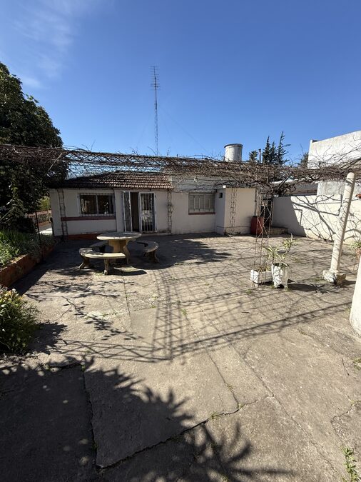AV.ZANNI VENDO AMPLIA CASA A REFACCIONAR.CON TERRENO. IDEAL EMPRENDIMIENTOS.