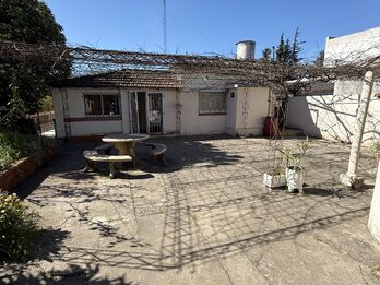 AV.ZANNI VENDO AMPLIA CASA A REFACCIONAR.CON TERRENO. IDEAL EMPRENDIMIENTOS.
