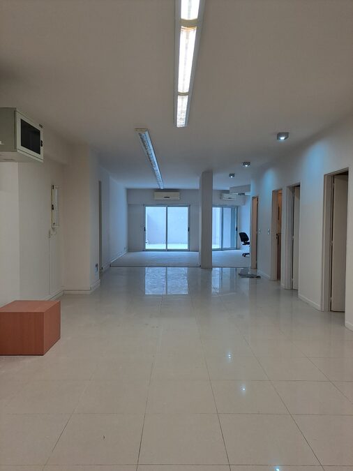 Oficina/Local con Cochera y Terraza – Excelente Renta