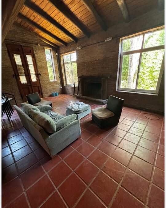 ESTILO COLONIAL RÚSTICO 1.200 m² | ACCESO NORTE – ZONA SEMINARIO