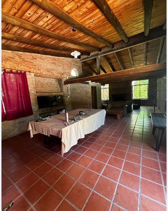 ESTILO COLONIAL RÚSTICO 1.200 m² | ACCESO NORTE – ZONA SEMINARIO