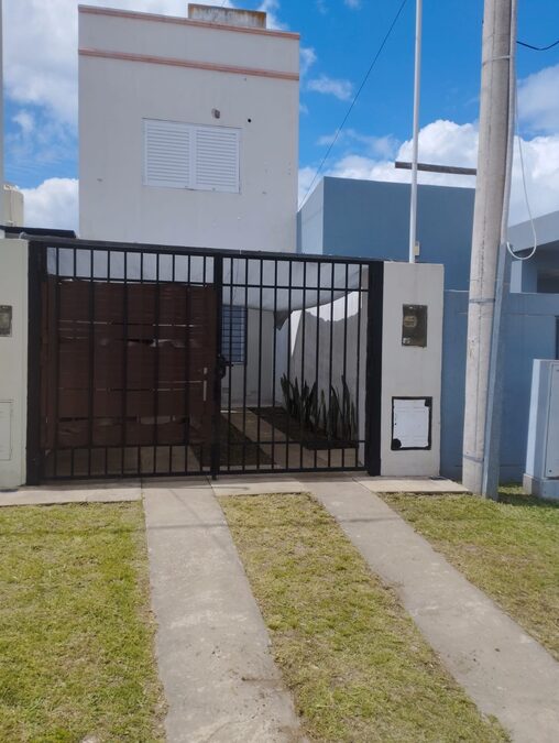 Alquilo Duplex 2 dormitorios 2 baños - patio verde - zona Av. de las Americas