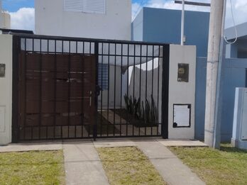 Alquilo Duplex 2 dormitorios 2 baños - patio verde - zona Av. de las Americas