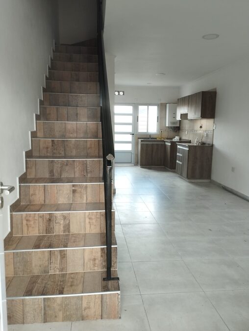Alquilo Duplex 2 dormitorios 2 baños - patio verde - zona Av. de las Americas