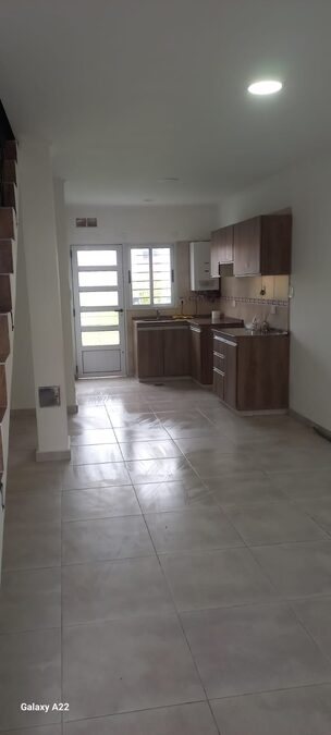 Alquilo Duplex 2 dormitorios 2 baños - patio verde - zona Av. de las Americas