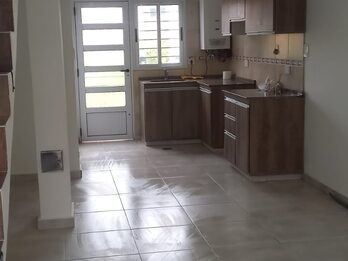 Alquilo Duplex 2 dormitorios 2 baños - patio verde - zona Av. de las Americas