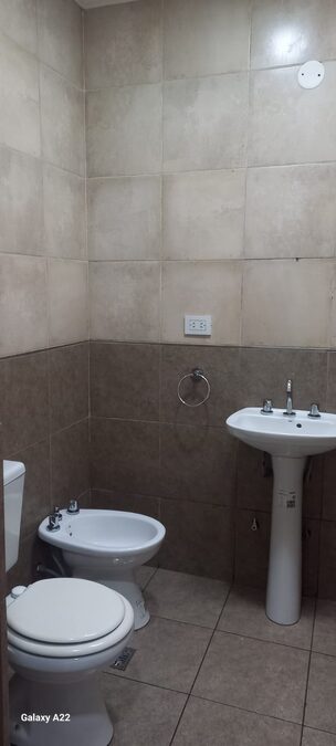 Alquilo Duplex 2 dormitorios 2 baños - patio verde - zona Av. de las Americas